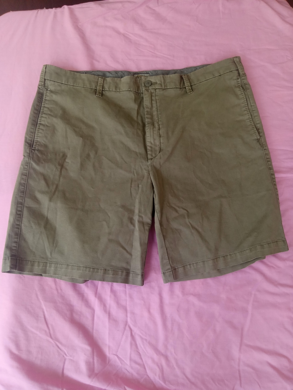 Orvis Men's Olive Flat-Front Shorts Sz 42 Fish Logo